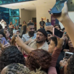 Belo arrasta multidão em universidade e recebe carinho de estudantes no Rio