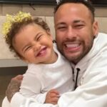 Filha de Neymar rouba a cena ao defender o pai durante partida do Santos