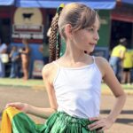 Alycia Vitória Soares, Mini Miss Brasil 2025 e Mini Rainha Nacional do Rodeio 2026, participa de desfile do 7 de Setembro em Pitangueiras