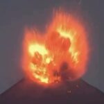Vulcão Anak Krakatau volta a entrar em erupção e mantém alerta na Indonésia