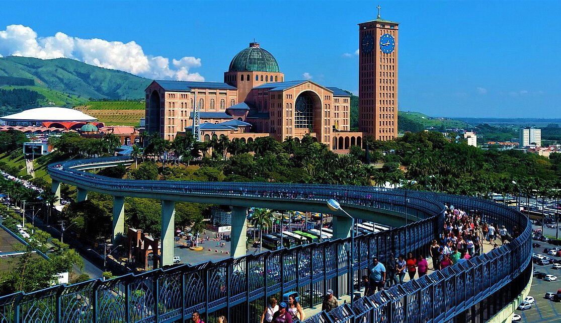 Basilica_de_Nossa_Senhora_Aparecida_e_a_Passarela_da_Fe.jpg
