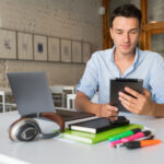 Jovem-lendo-livros-online.jpg